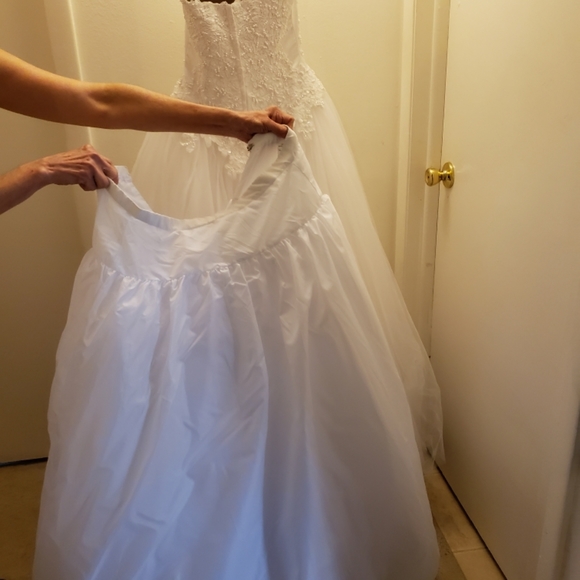 White wedding dress - Picture 5 of 6